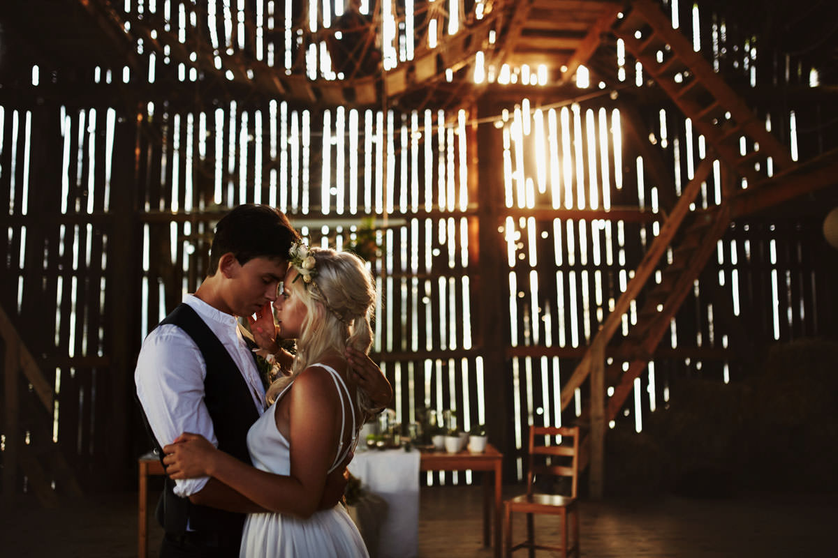 ślub w stodole